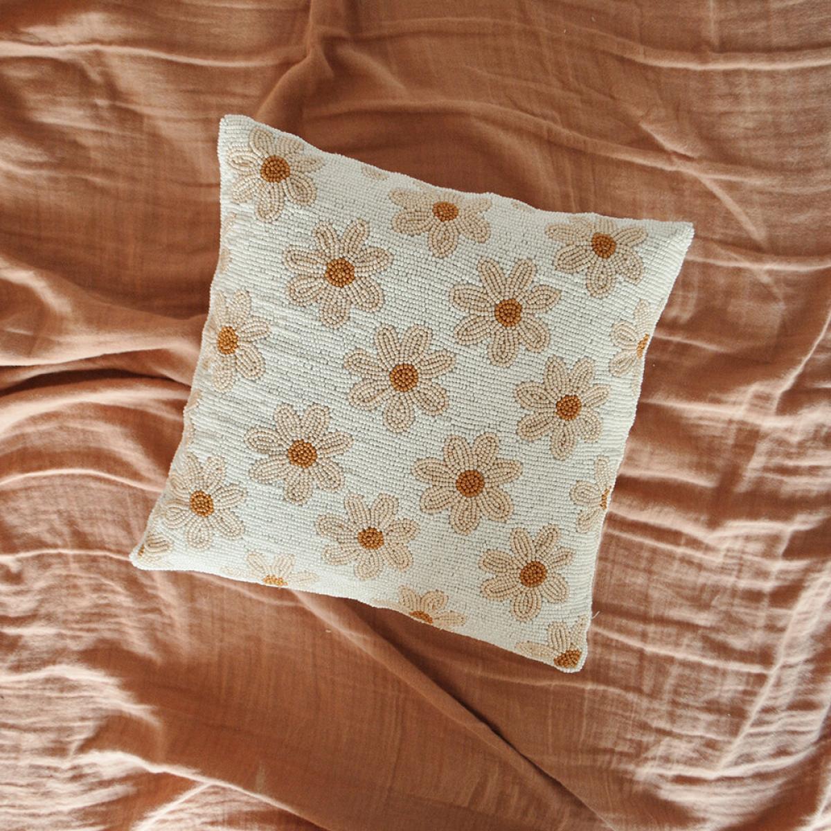 À la - Daisies Beaded Cushion - Crème – image 4