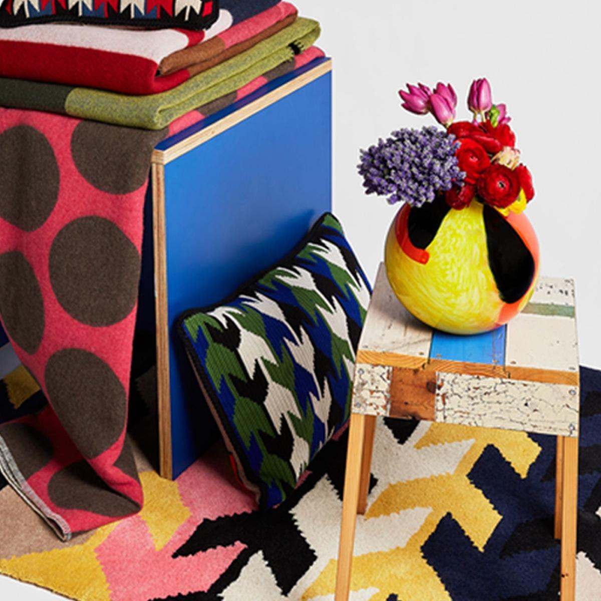 Multicolor 2 Arrow Cushion – image 2