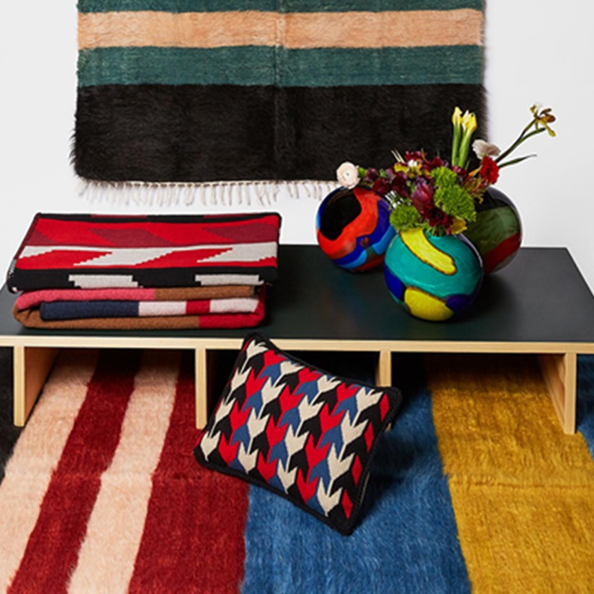 Multicolor 1 Arrow Cushion – image 2