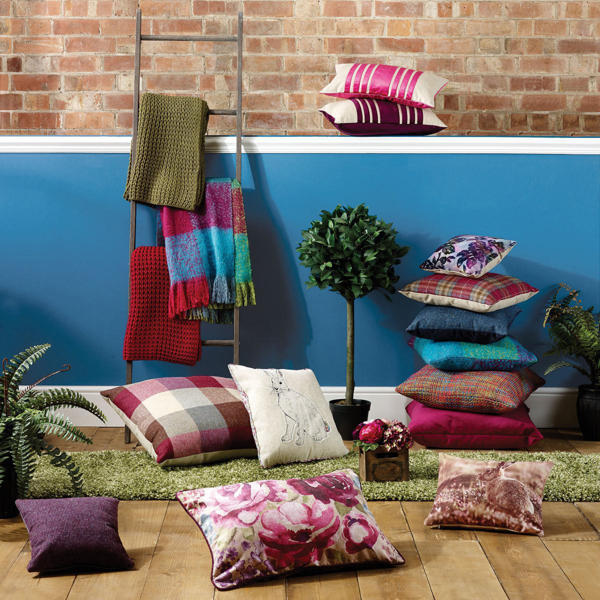 Tweed Woven Cushion Red – image 6