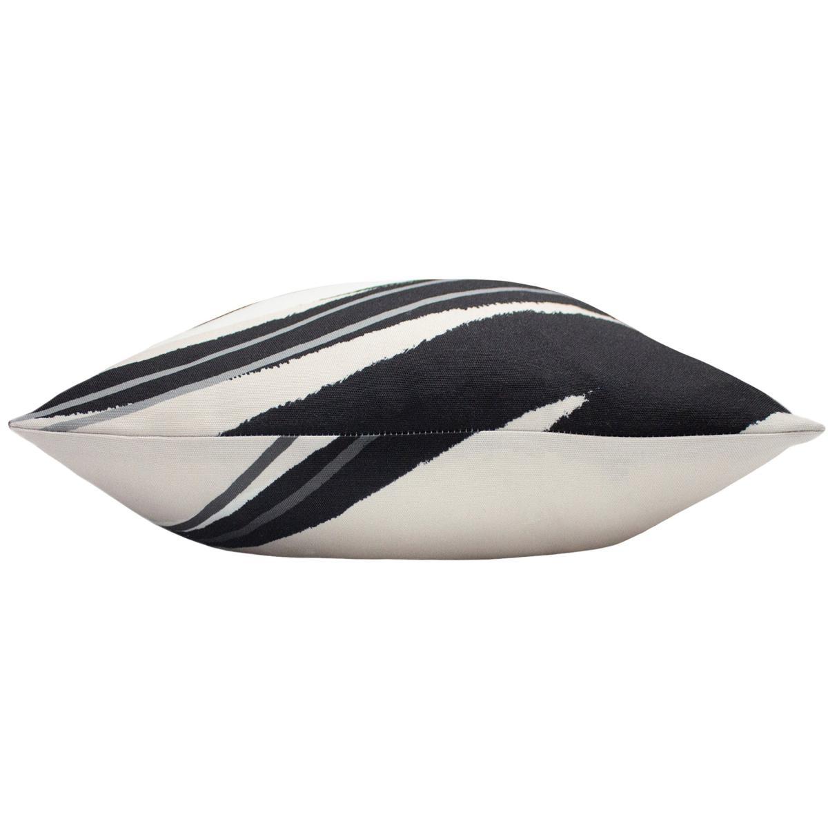 Dash Cushion Black and white – image 3