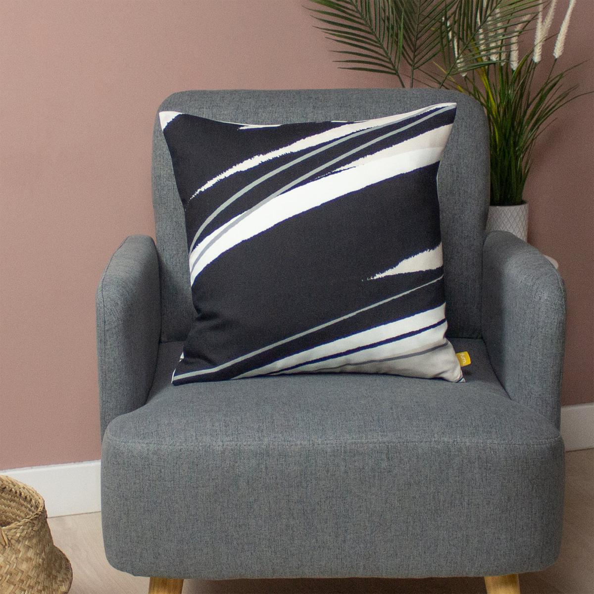 Dash Cushion Black and white – image 4