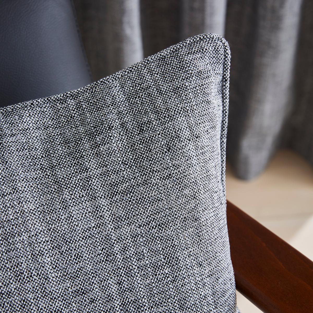Doha Cushion Black and white – image 2