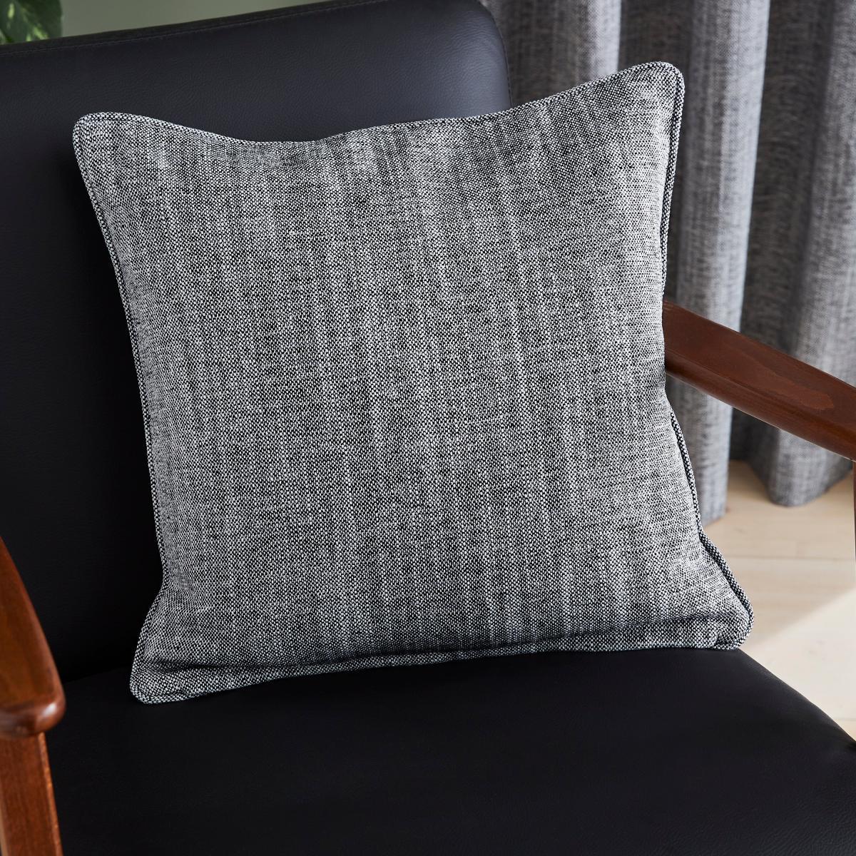 Doha Cushion Black and white – image 1