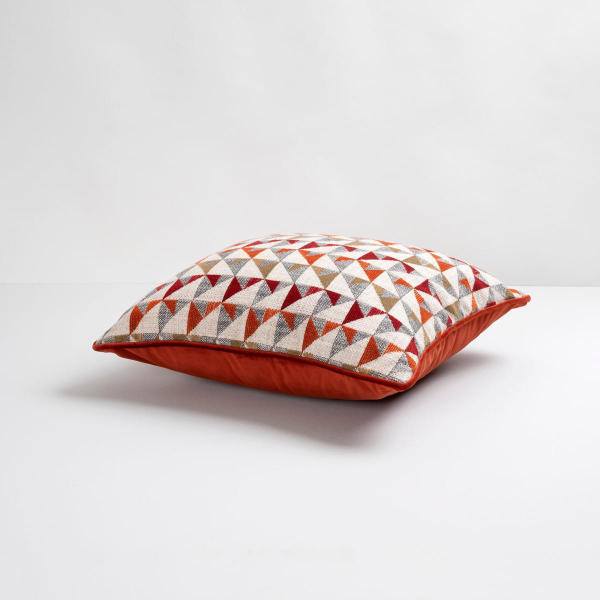 Portland Triangle Cushion Red – image 3