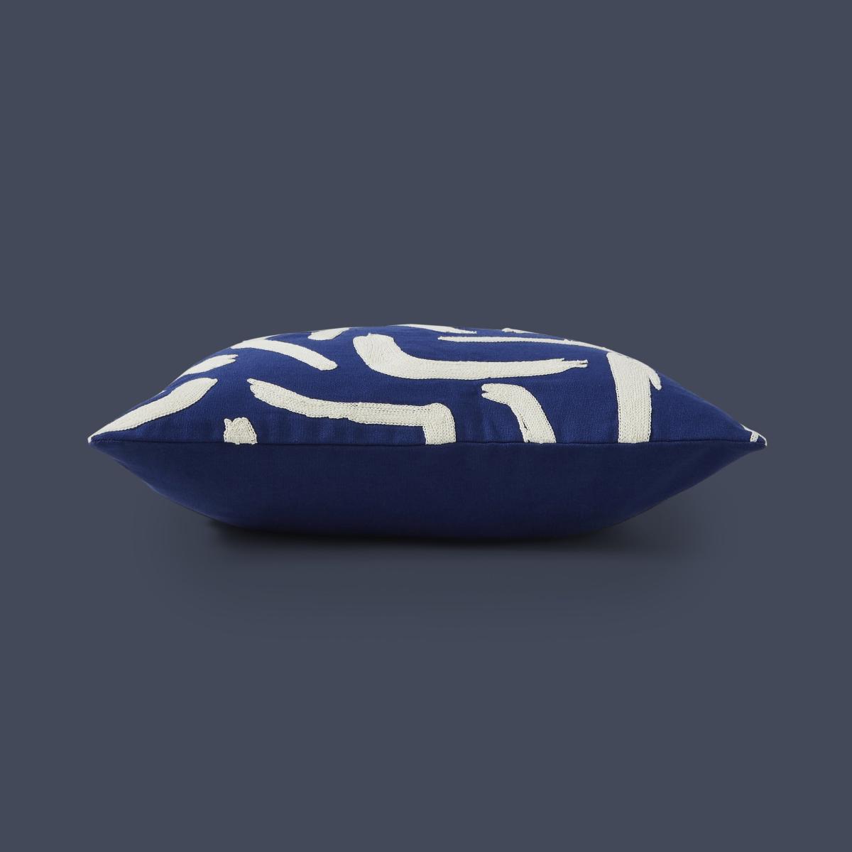Elements Wiggle Cushion Classic Blue – image 6