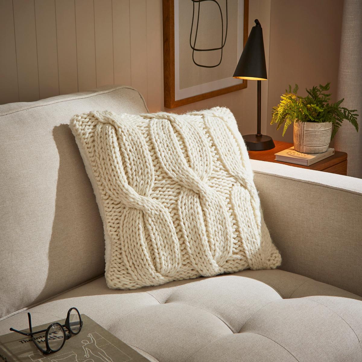 Cable Knit Square Cushion Cream – image 1