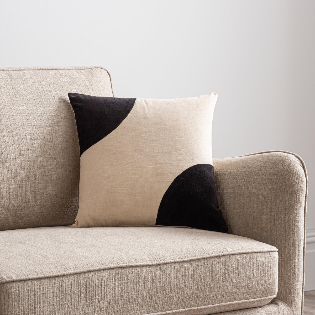 Clarabelle Black Cushion Black – image 1