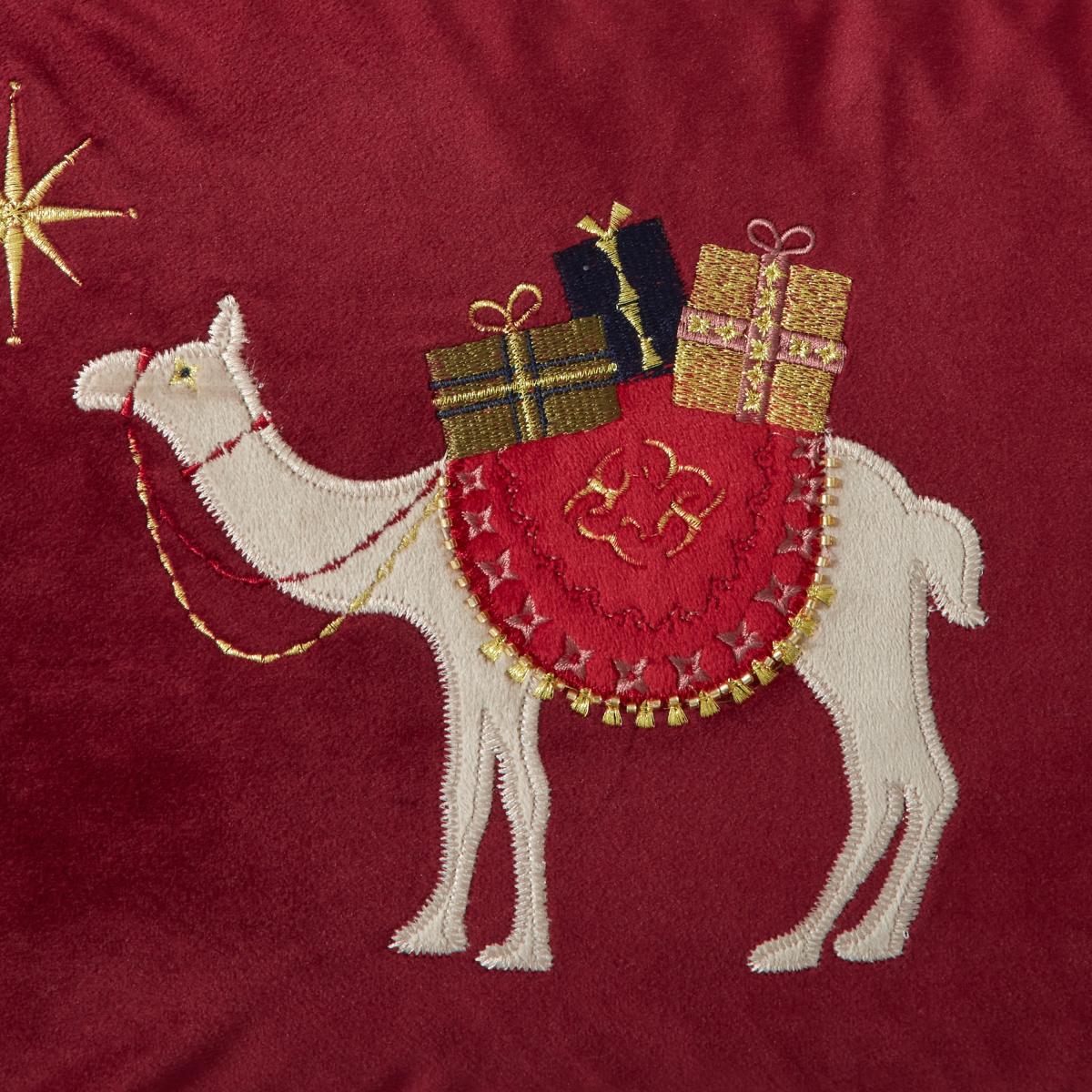 Luxe Traveller Scene Merlot Cushion Merlot – image 5