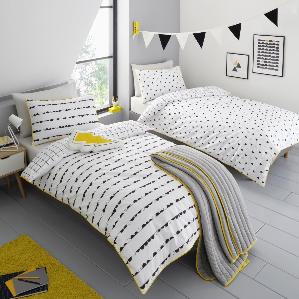 Lightning Bolt Cushion Yellow – image 3