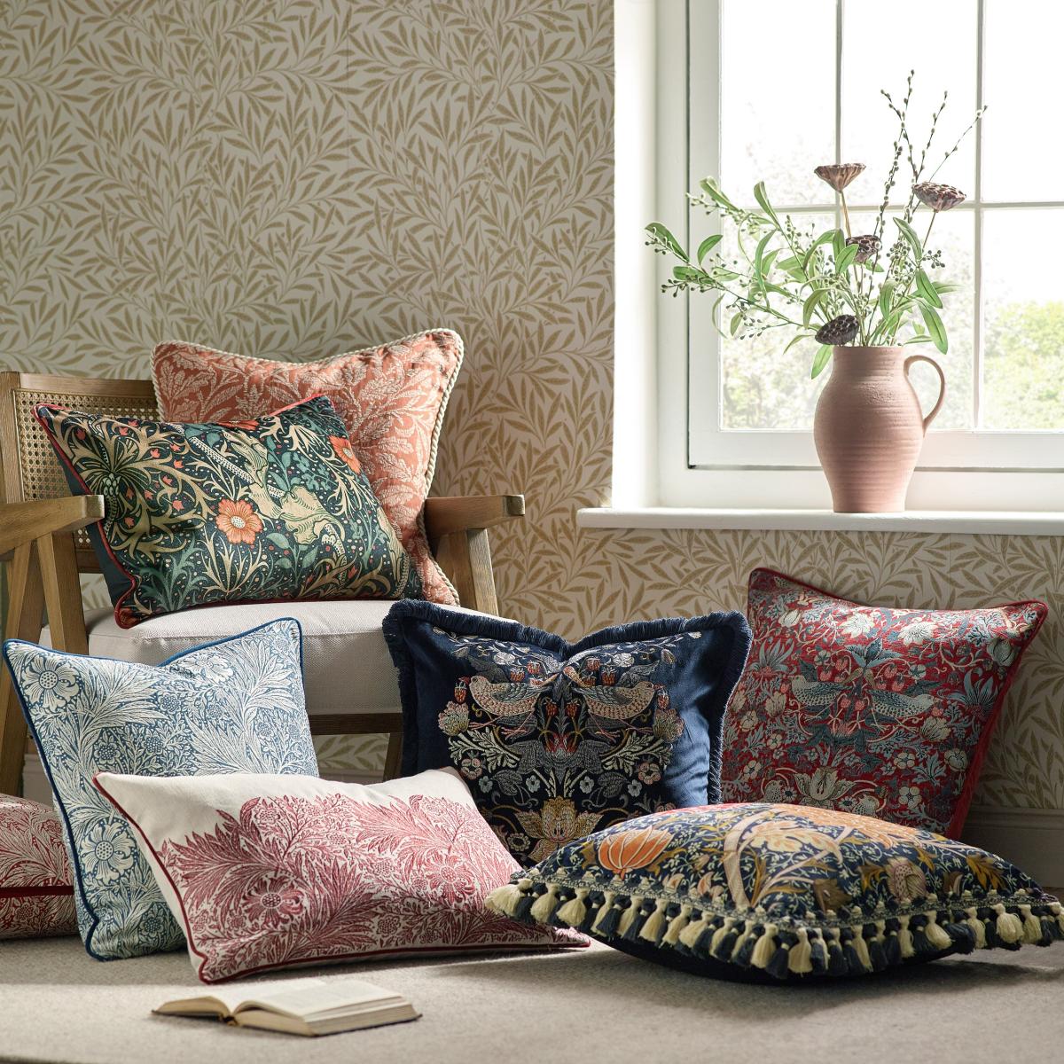 Morris & Co. Seaweed Rectangle Cushion – image 7