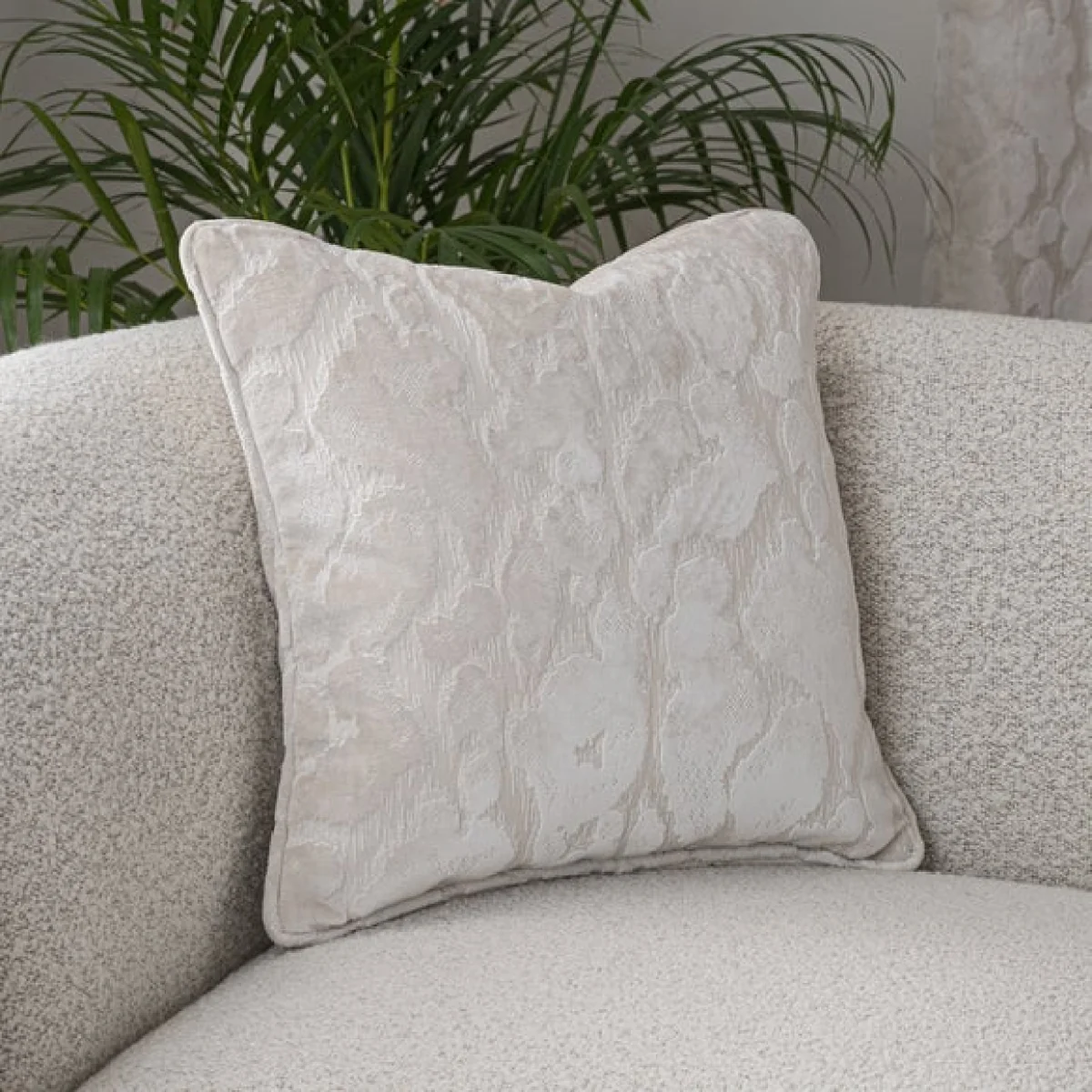 Giovanna Velvet Cushion – image 1