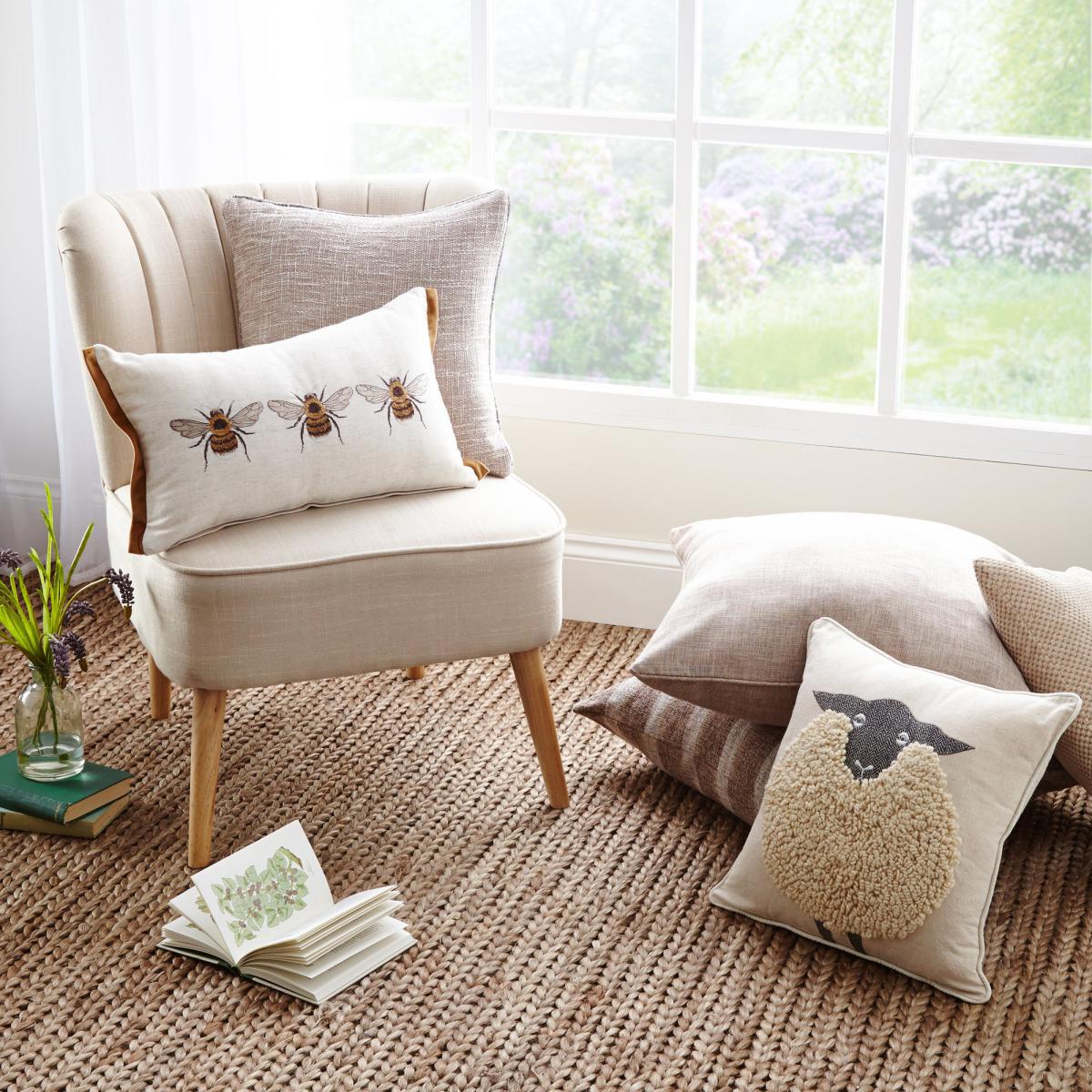 Bees Rectangular Cushion Natural – image 7