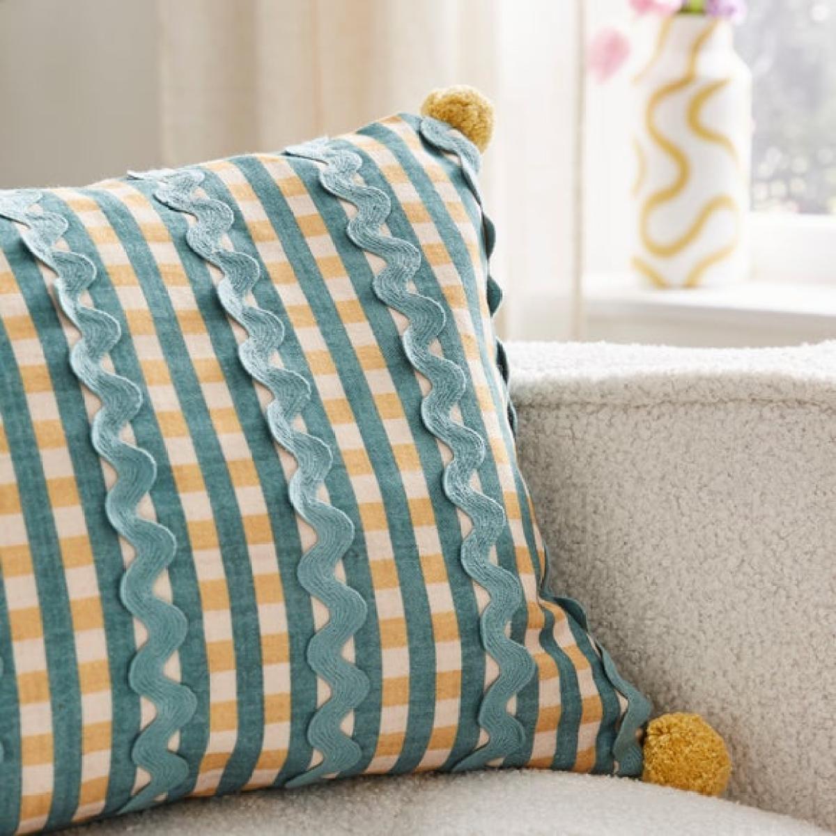 Wiggle Pom Pom Rectangle Cotton Cushion – image 2