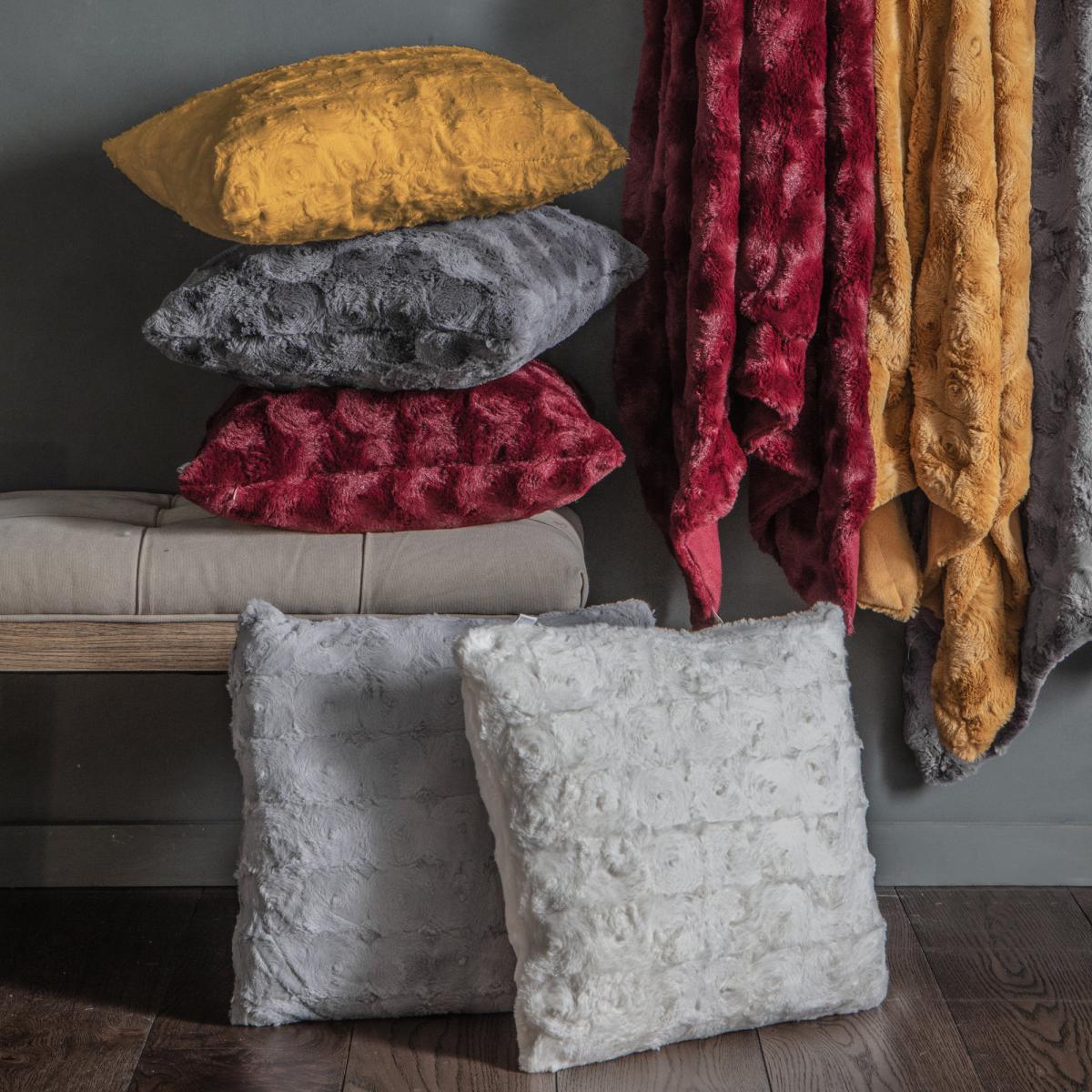 Stellan Faux Fur Cushion Red – image 2