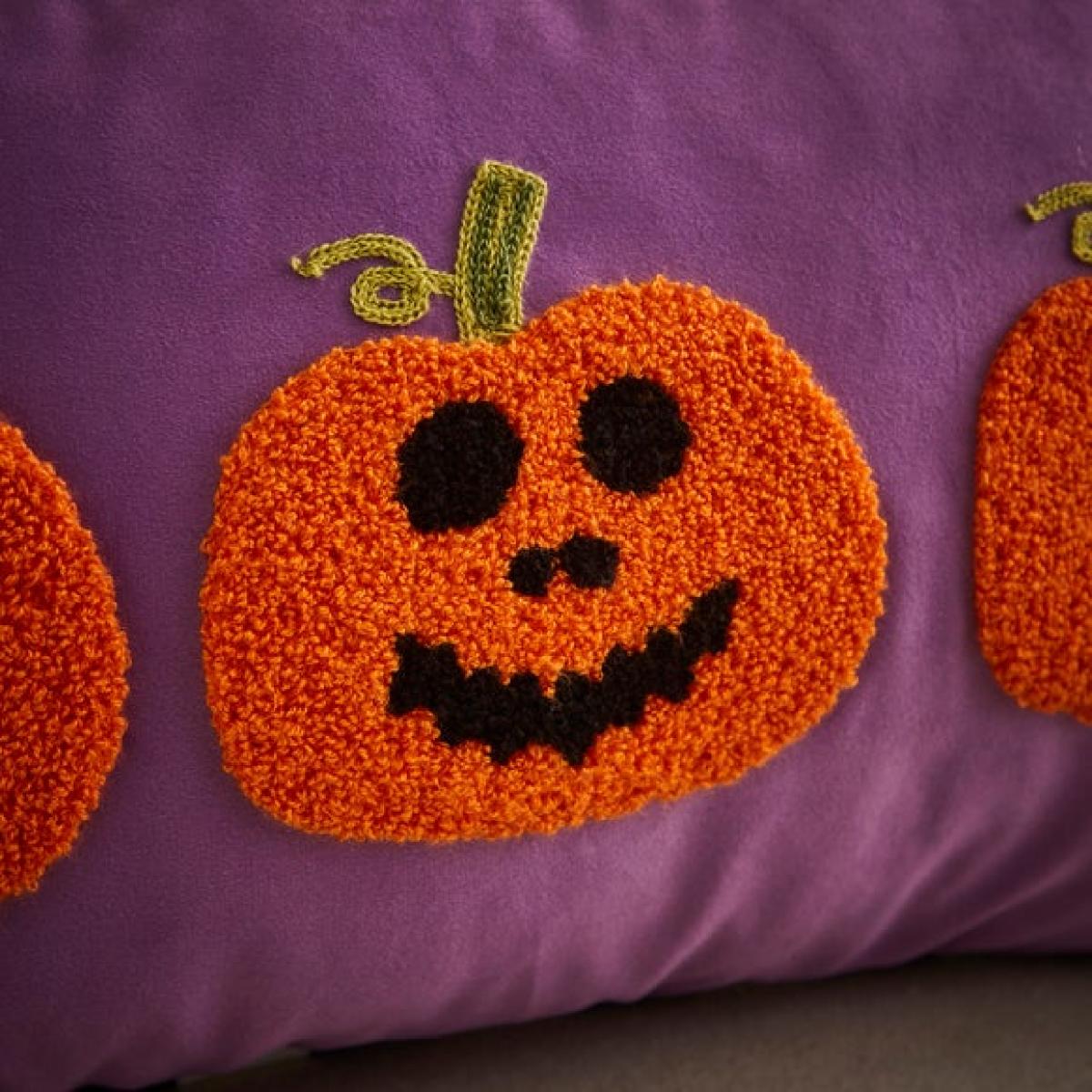 Trio of Pumpkins Tufted Cushion – image 2