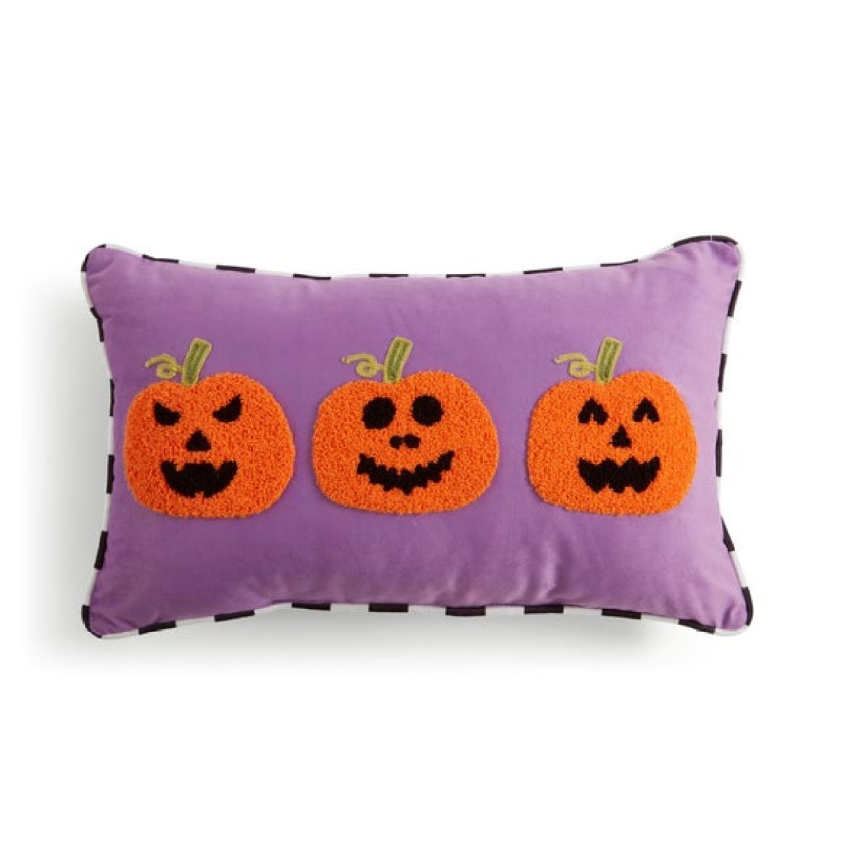 Trio of Pumpkins Tufted Cushion – image 3