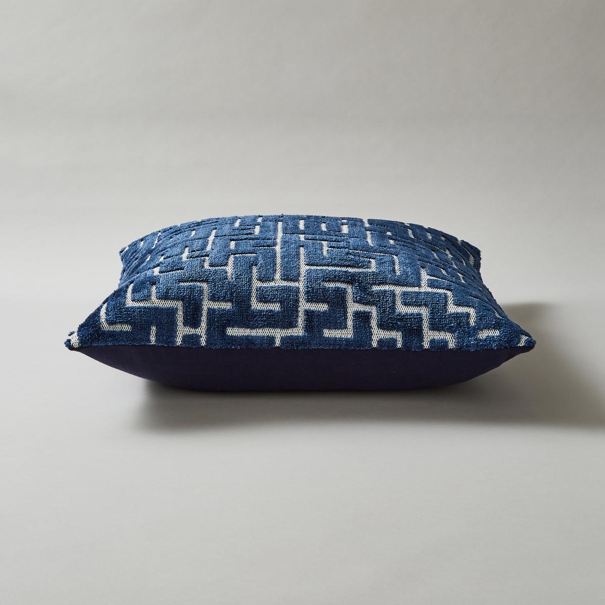 Circular Knit Geo Cushion Luxe Navy – image 4