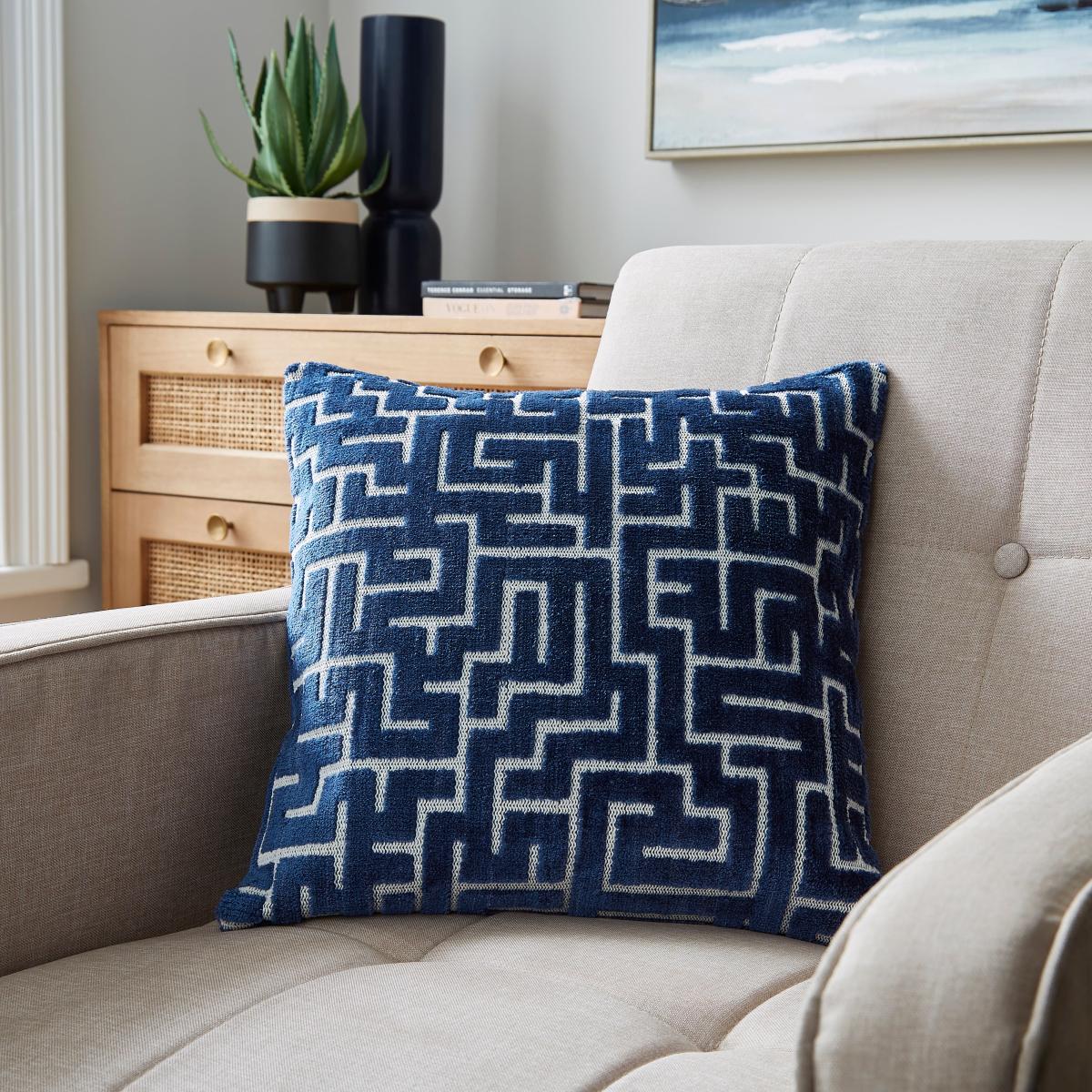Circular Knit Geo Cushion Luxe Navy – image 1