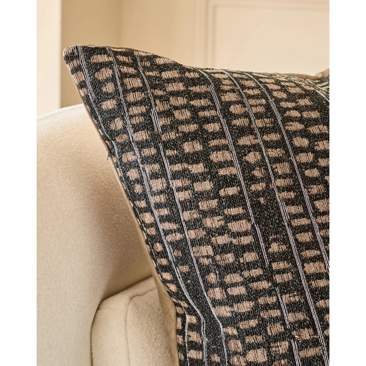 Rania black large cushion – image 4