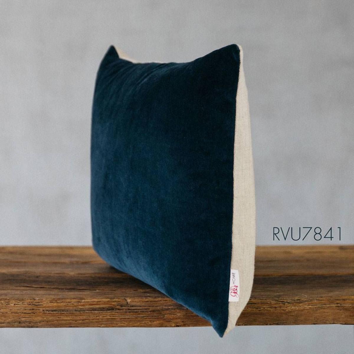 Moss Green Velvet Rectangular Cushion – image 3