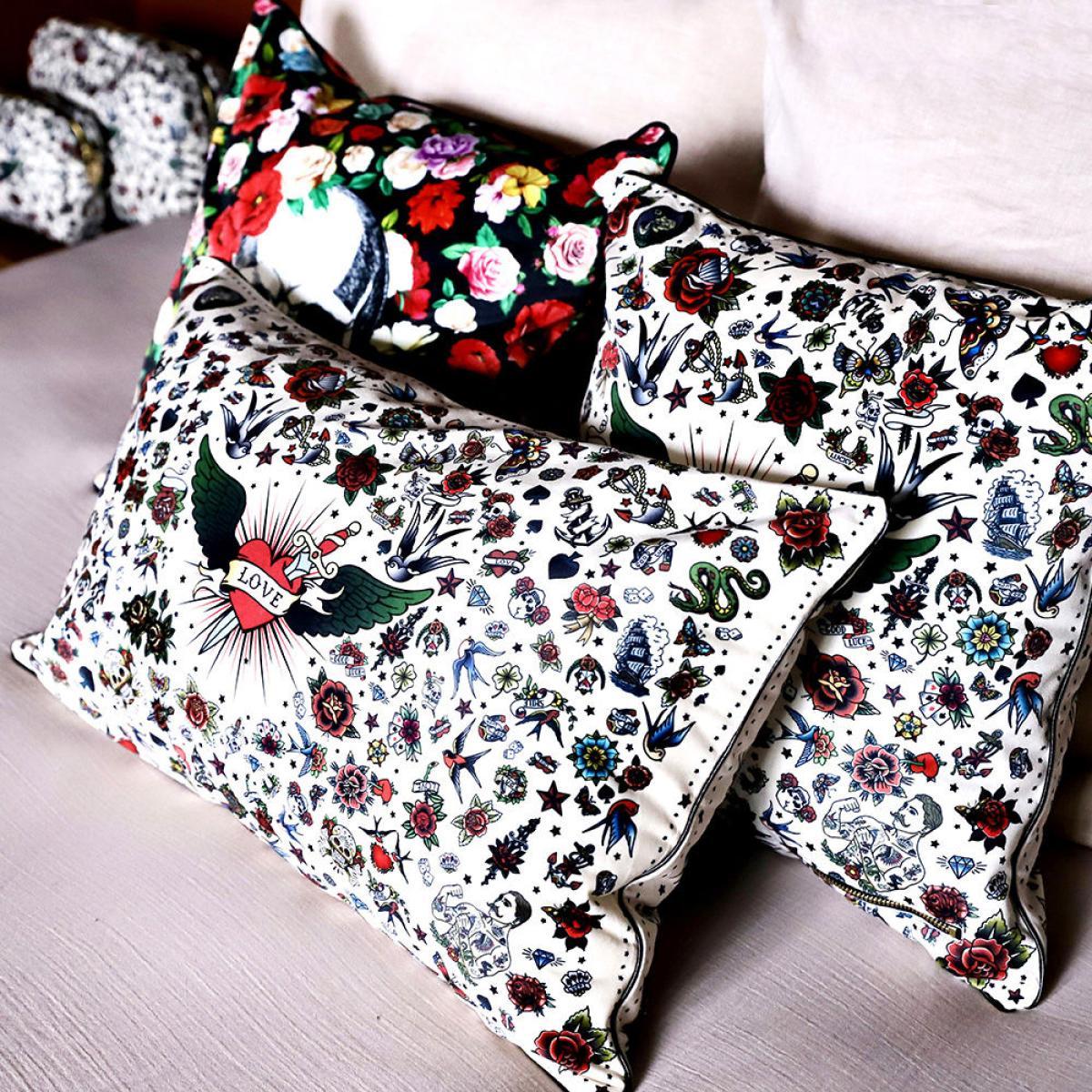 Tatoo Cushion - / 40 x 60 cm - Velvet by PÔDEVACHE Multicoloured – image 2
