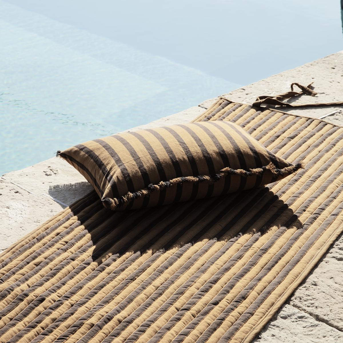True cushion 40x60 cm Sugar-kelp black – image 5