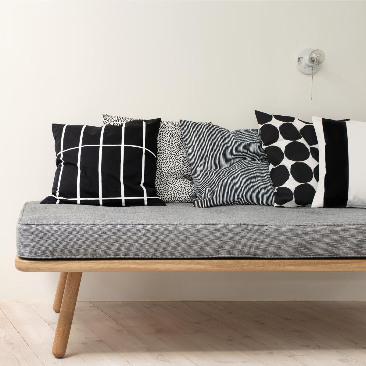 Pienet Kivet cushion cover black-white – image 2