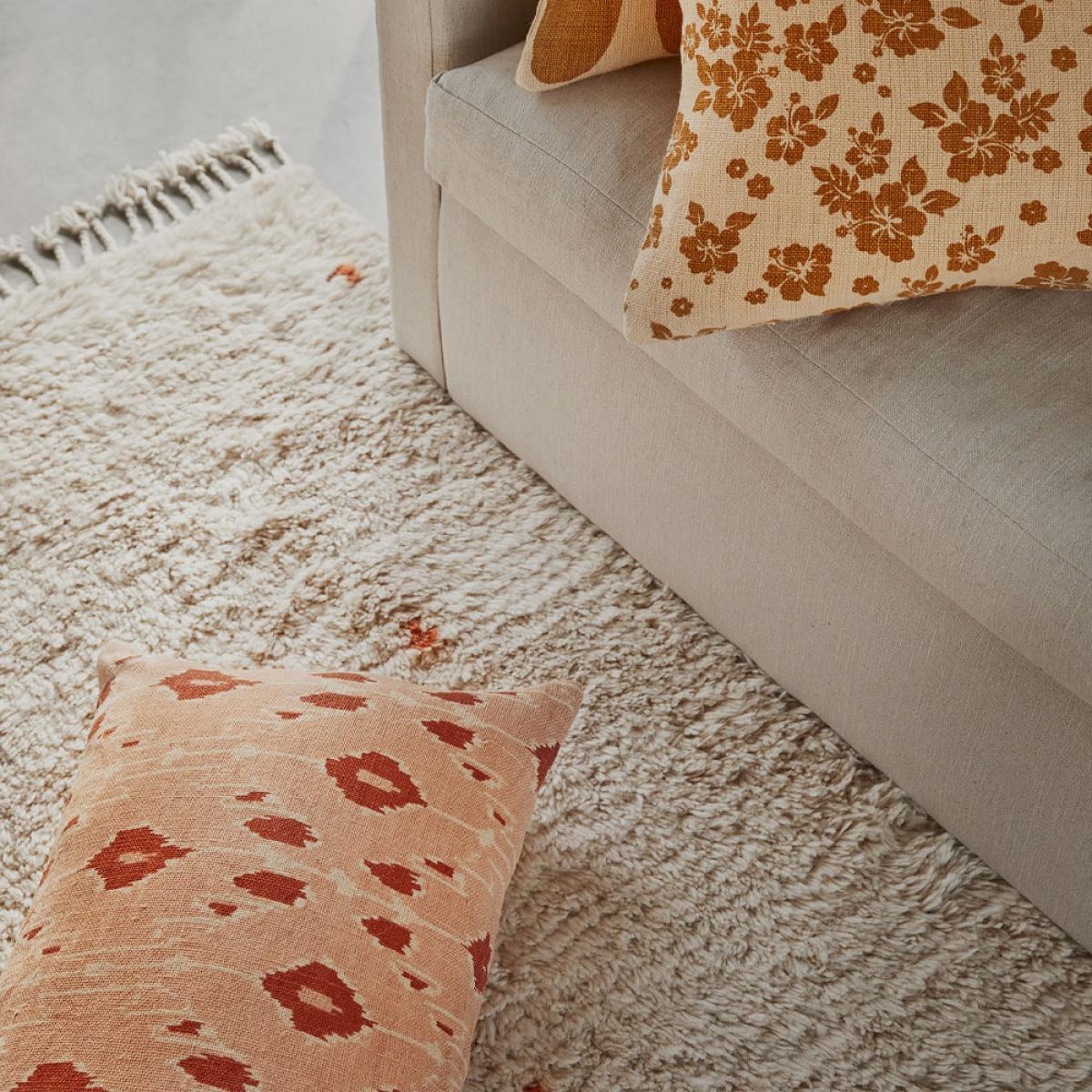 Chhatwal & Jonsson Ikat Goa Cushion Light beige/rose/apricot-40 cm – image 2