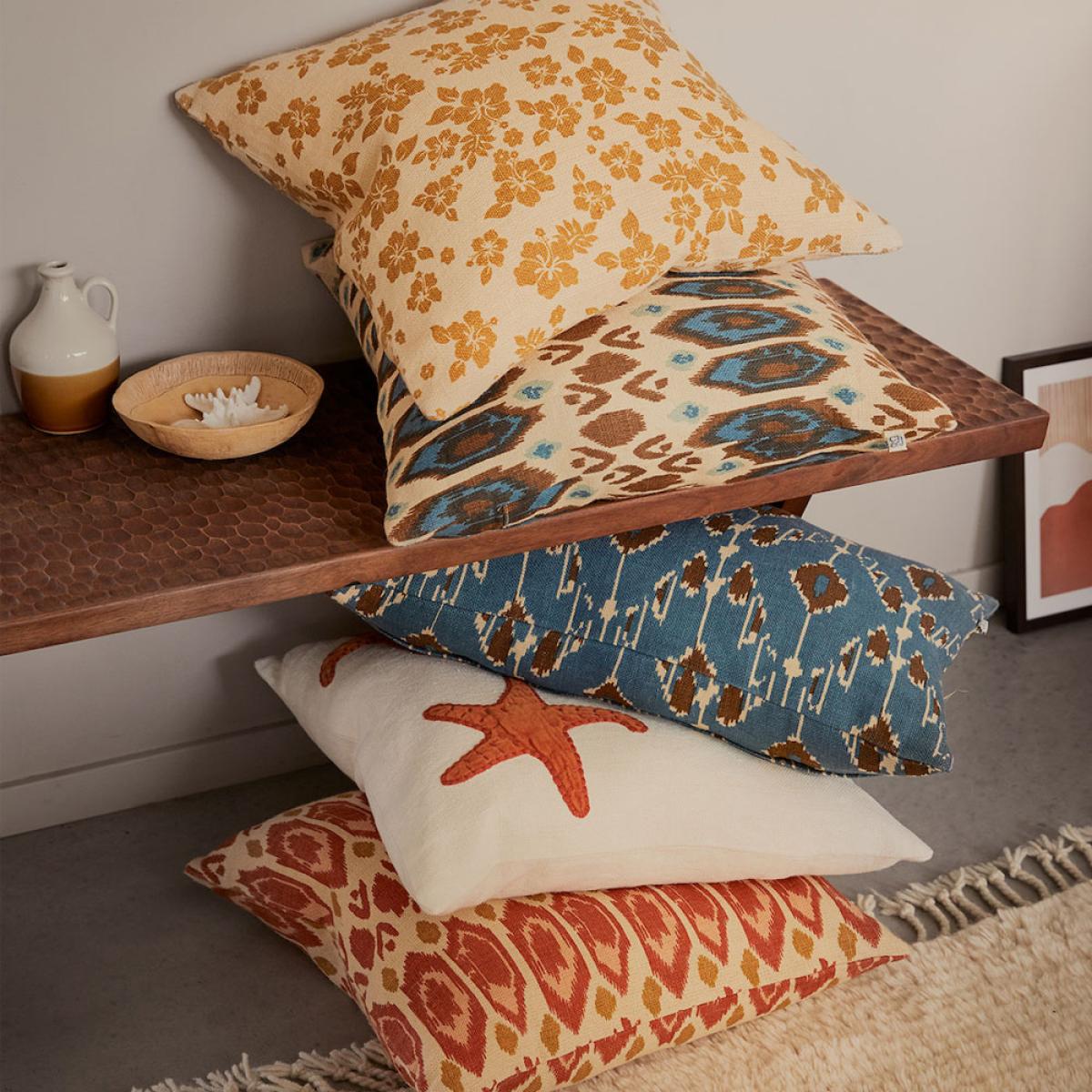 Chhatwal & Jonsson Ikat Goa Cushion Light beige/rose/apricot-40 cm – image 3