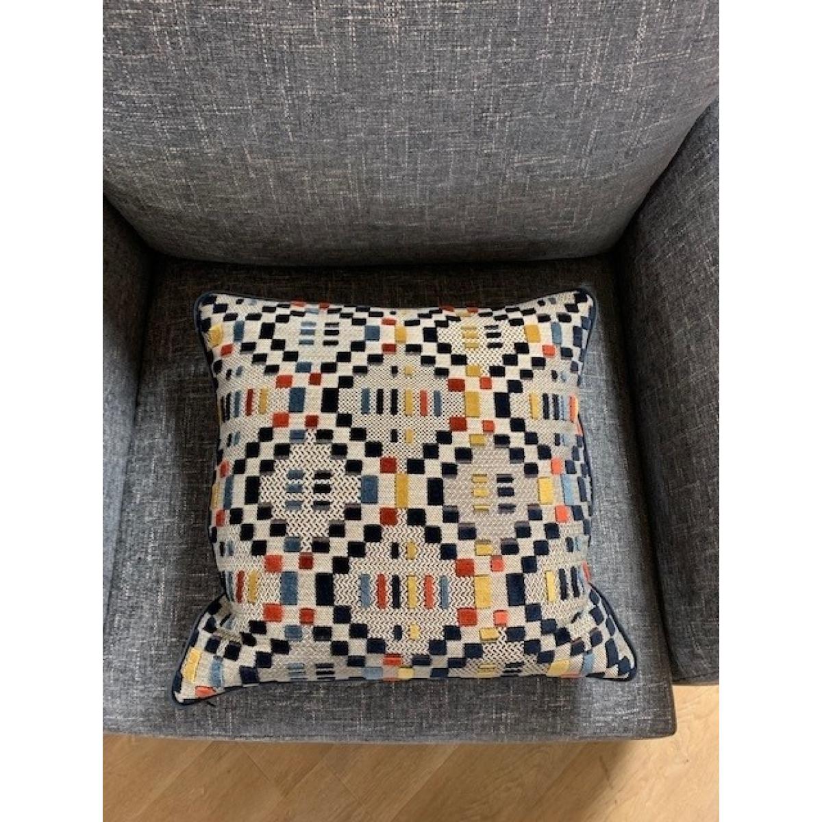 Celebrity Lifestyle Cushion - Large - 18 x 18 - Black, Large - 18" x 18 – image 3