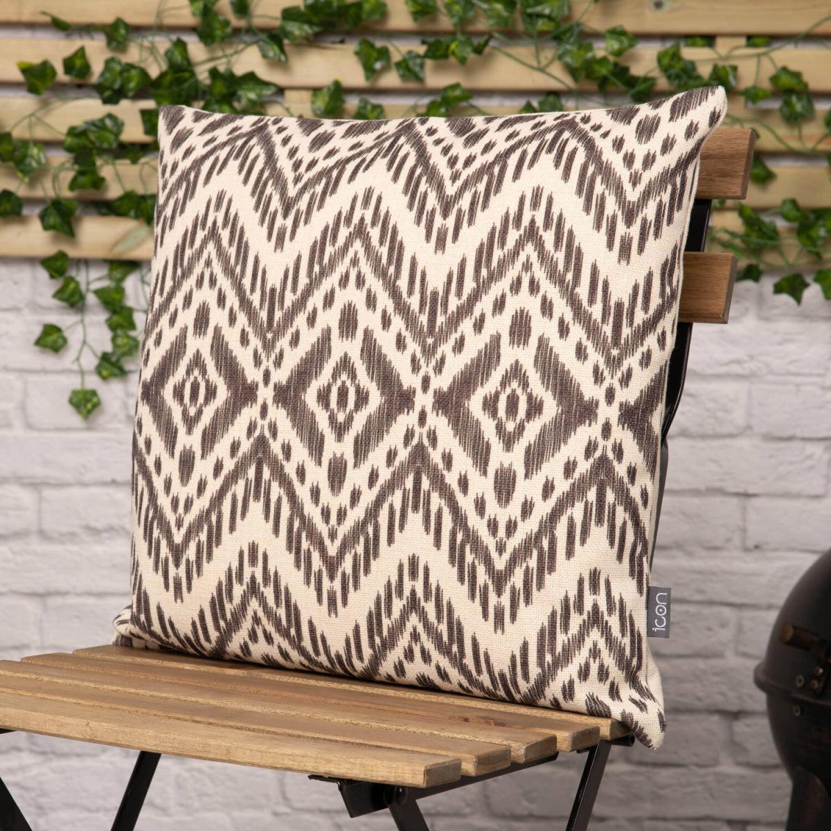 Damask Pattern Outdoor Cushion (Set of 2) - White – image 4