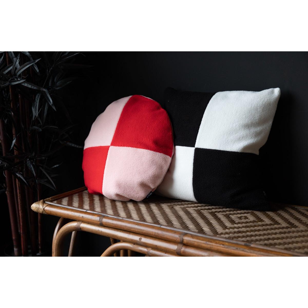 Pink & Red Round Checkered Cushion – image 7