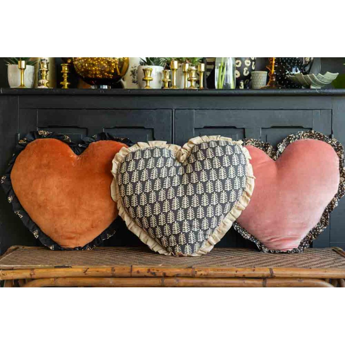 Black & Natural Leaf Ruffle Heart Cushion – image 6