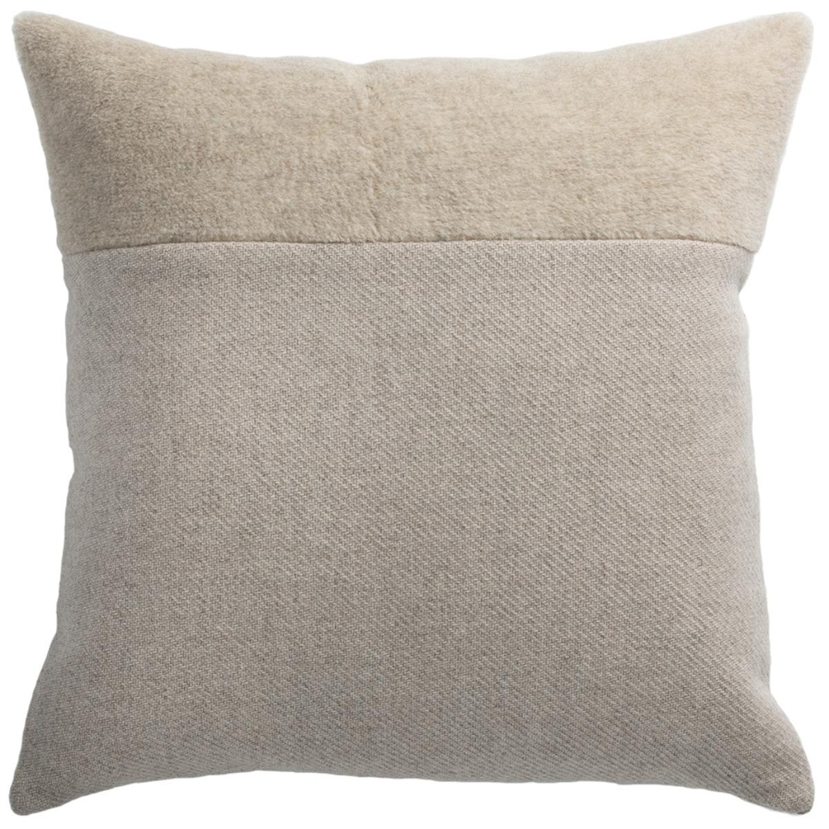 de Le Cuona | Cashmere Wool Twill Cushion With Alpaca Panel Taupe – image 2