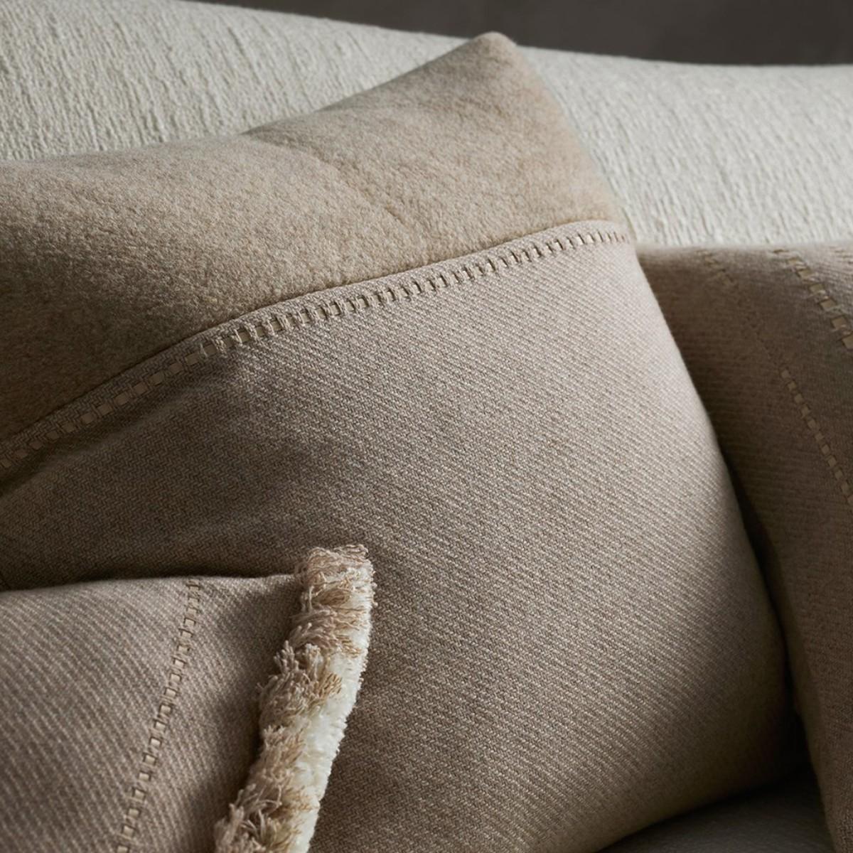 de Le Cuona | Cashmere Wool Twill Cushion With Alpaca Panel Taupe – image 5