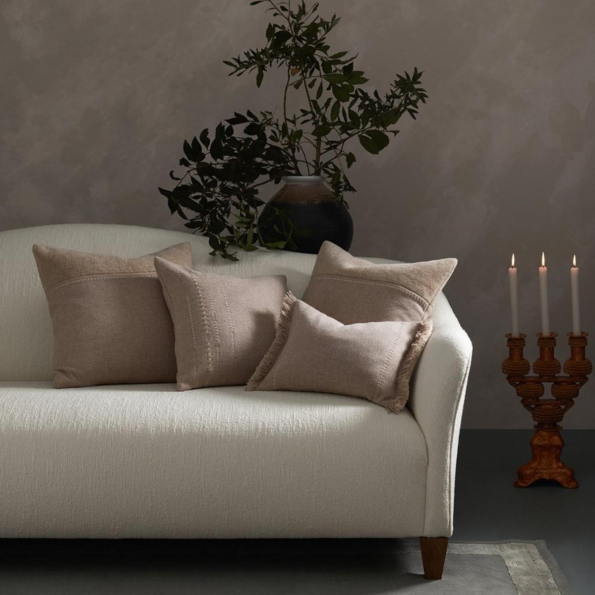 de Le Cuona | Cashmere Wool Twill Cushion With Alpaca Panel Taupe – image 6