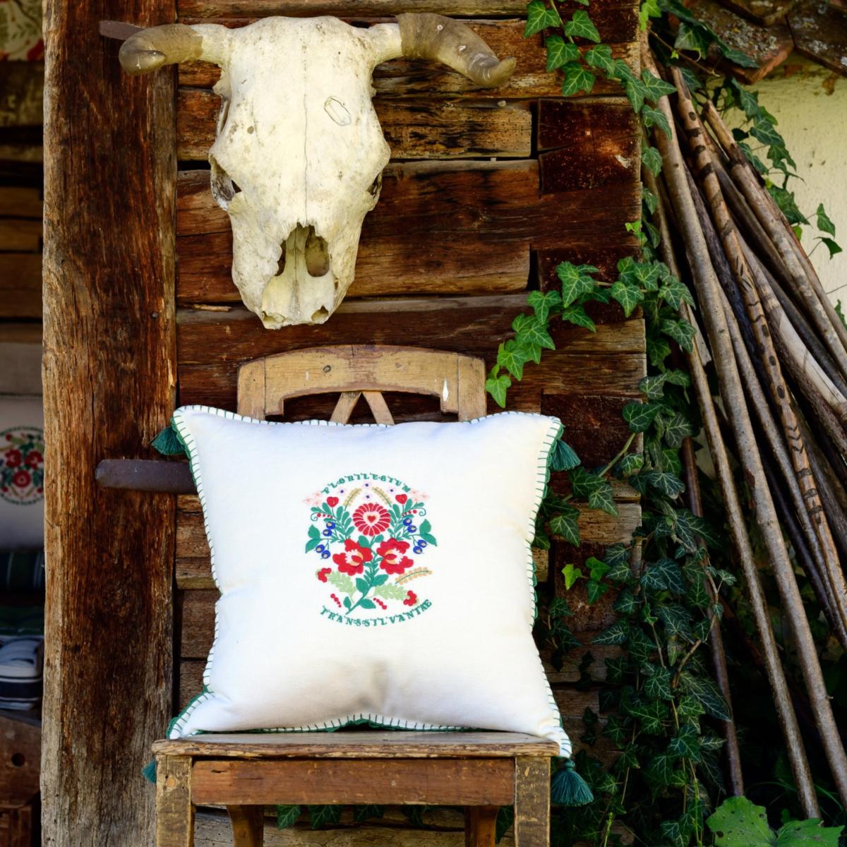White / Red / Blue Transsilvaniae Florilegium Linen Cushion By Mindthegap – image 3