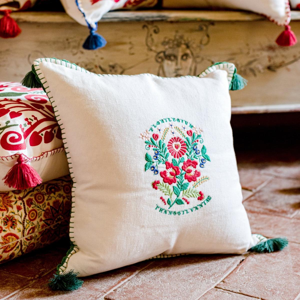 White / Red / Blue Transsilvaniae Florilegium Linen Cushion By Mindthegap – image 4