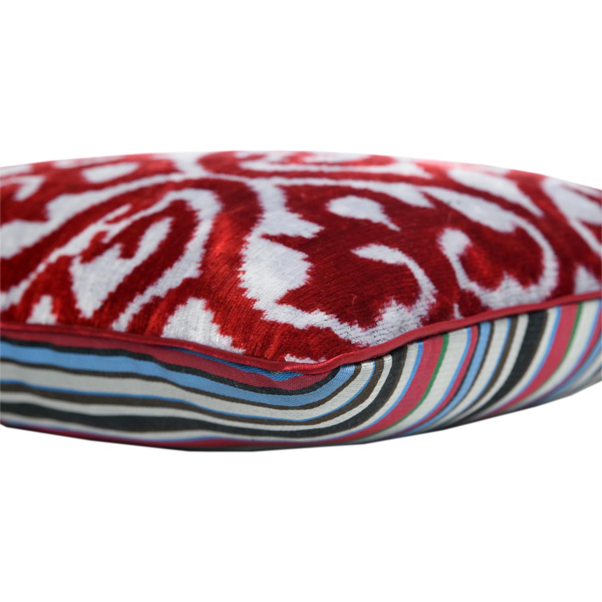 Red Hand-Woven Reversible Silk Velvet Ikat Cushion One Size Anor Living – image 4