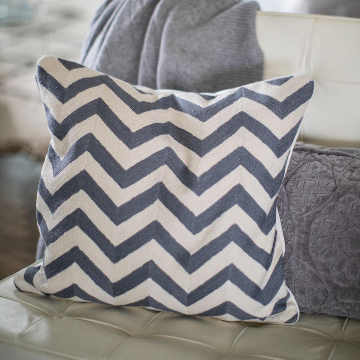 Grey "Waves" Zig Zag Cushion One Size Tirillm – image 3