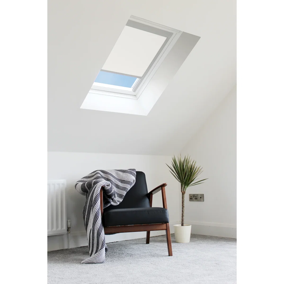 Bloc Skylight Blind for Velux Roof Window, Size SK06, Blackout White, White Frames - Silver Frame / PK08 / 76cm – image 3