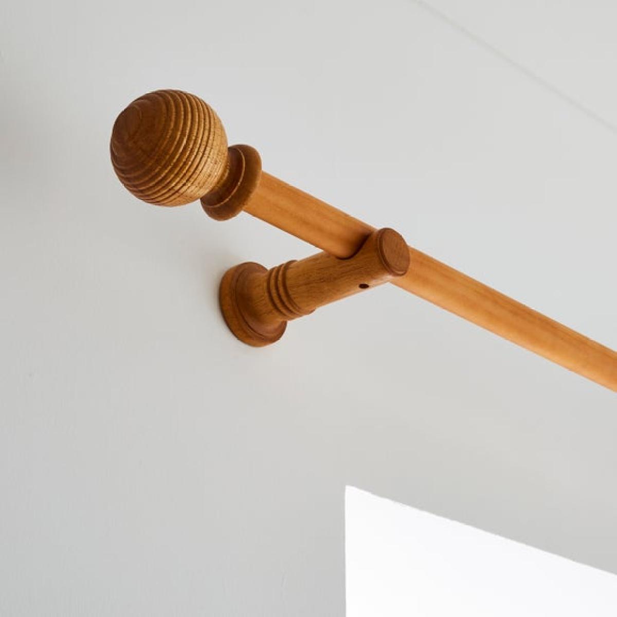 Ribbed Ball Wood Curtain Pole – image 1