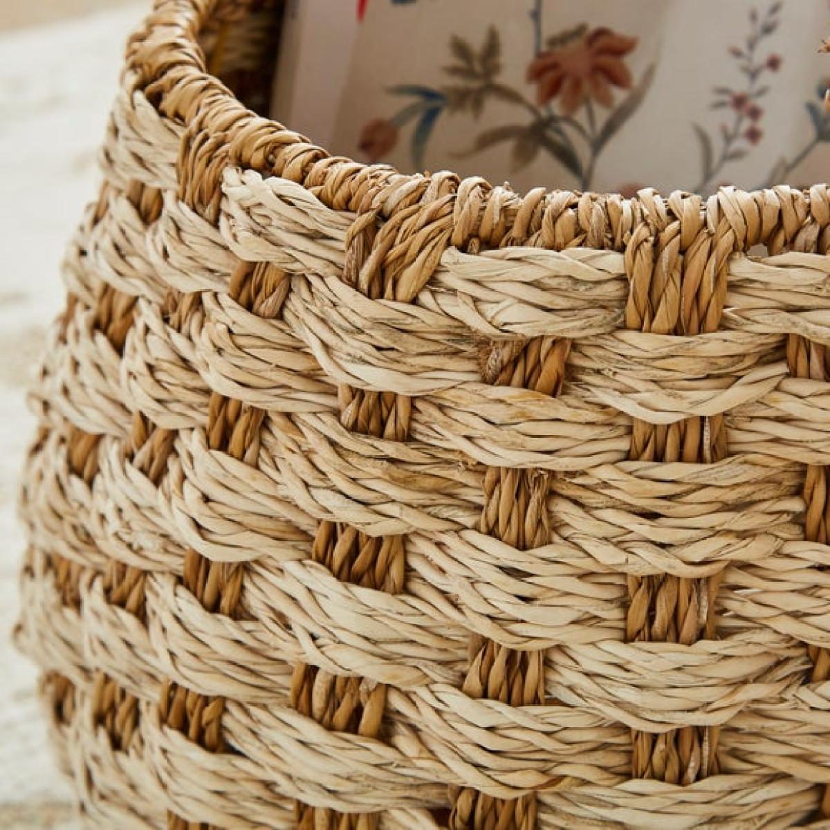 Medium Checkered Seagrass Basket – image 2