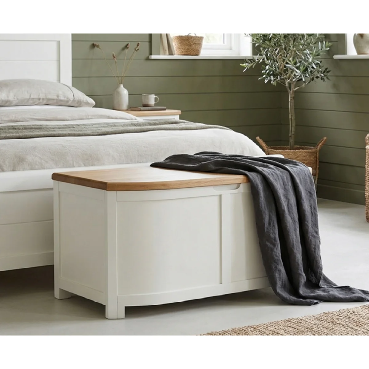 Bradwell Oak and Signal White Painted Blanket Box – image 3