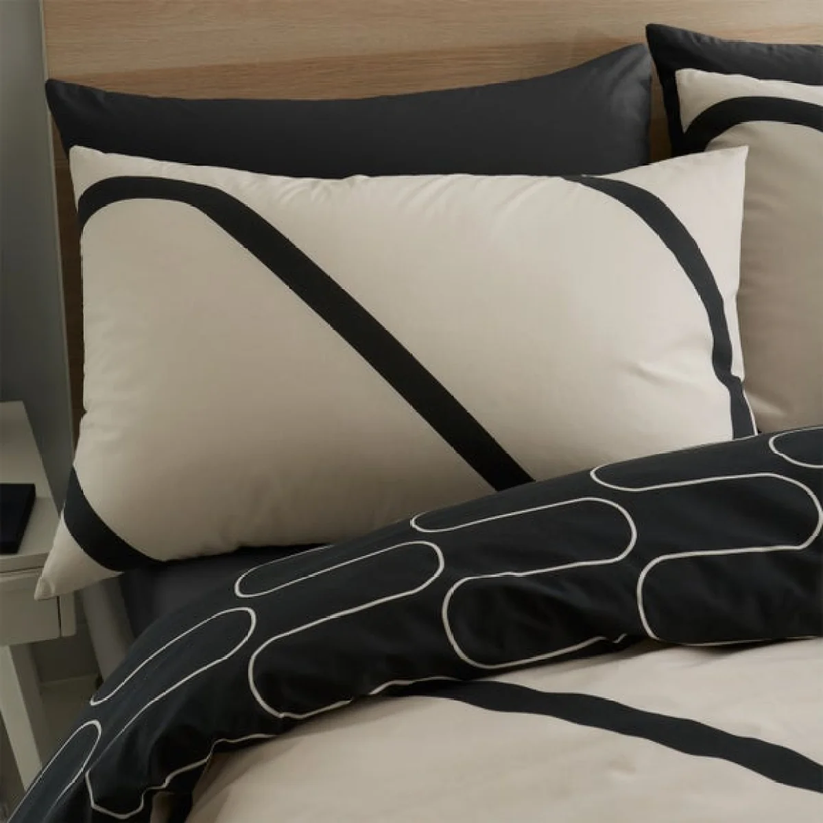 Linear Curve Geometric Black Reversible Duvet Cover & Pillowcase Set Black (2) – image 3
