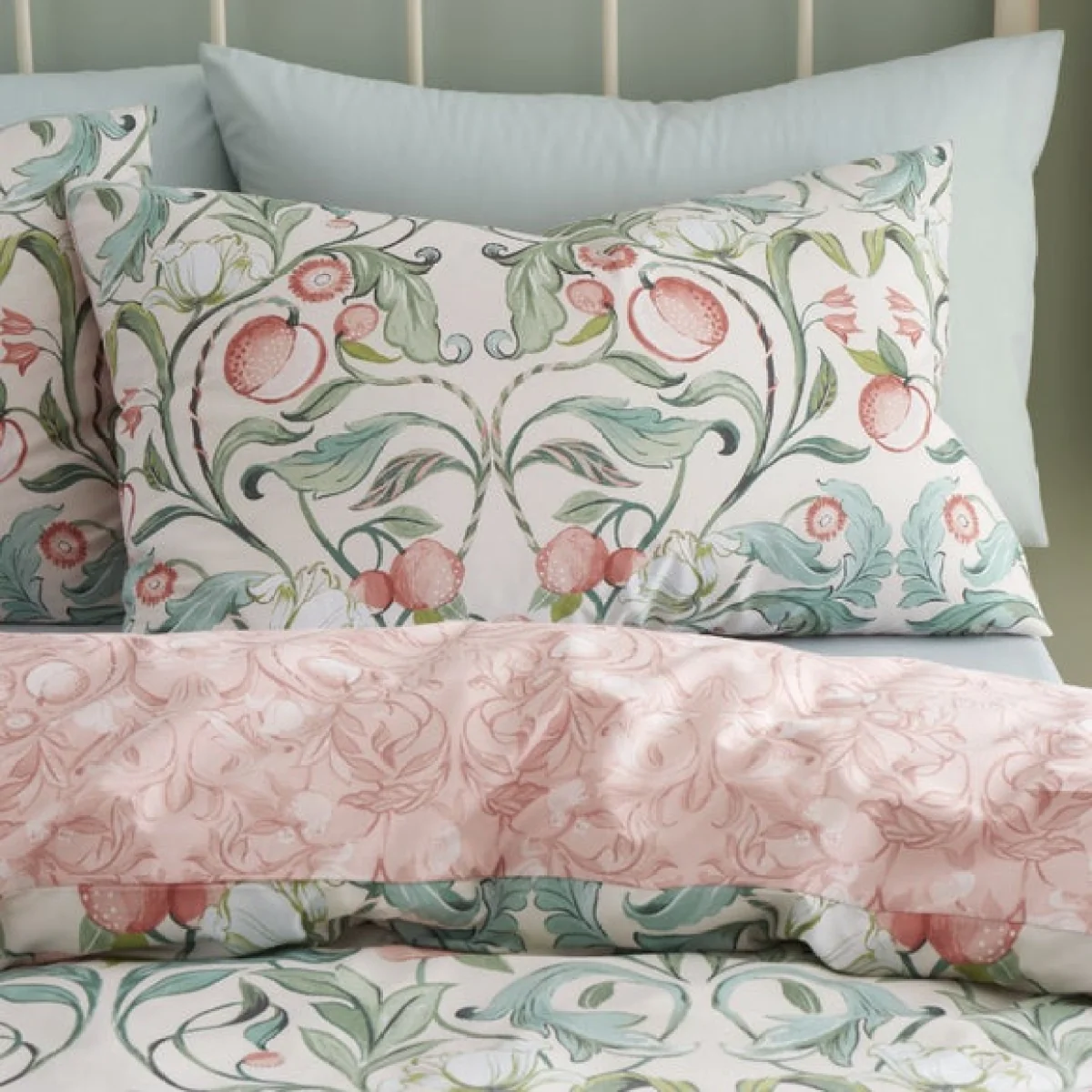 Catherine Lansfield Clarence Floral Reversible Natural Duvet Cover & Pillowcase Set Natural – image 2