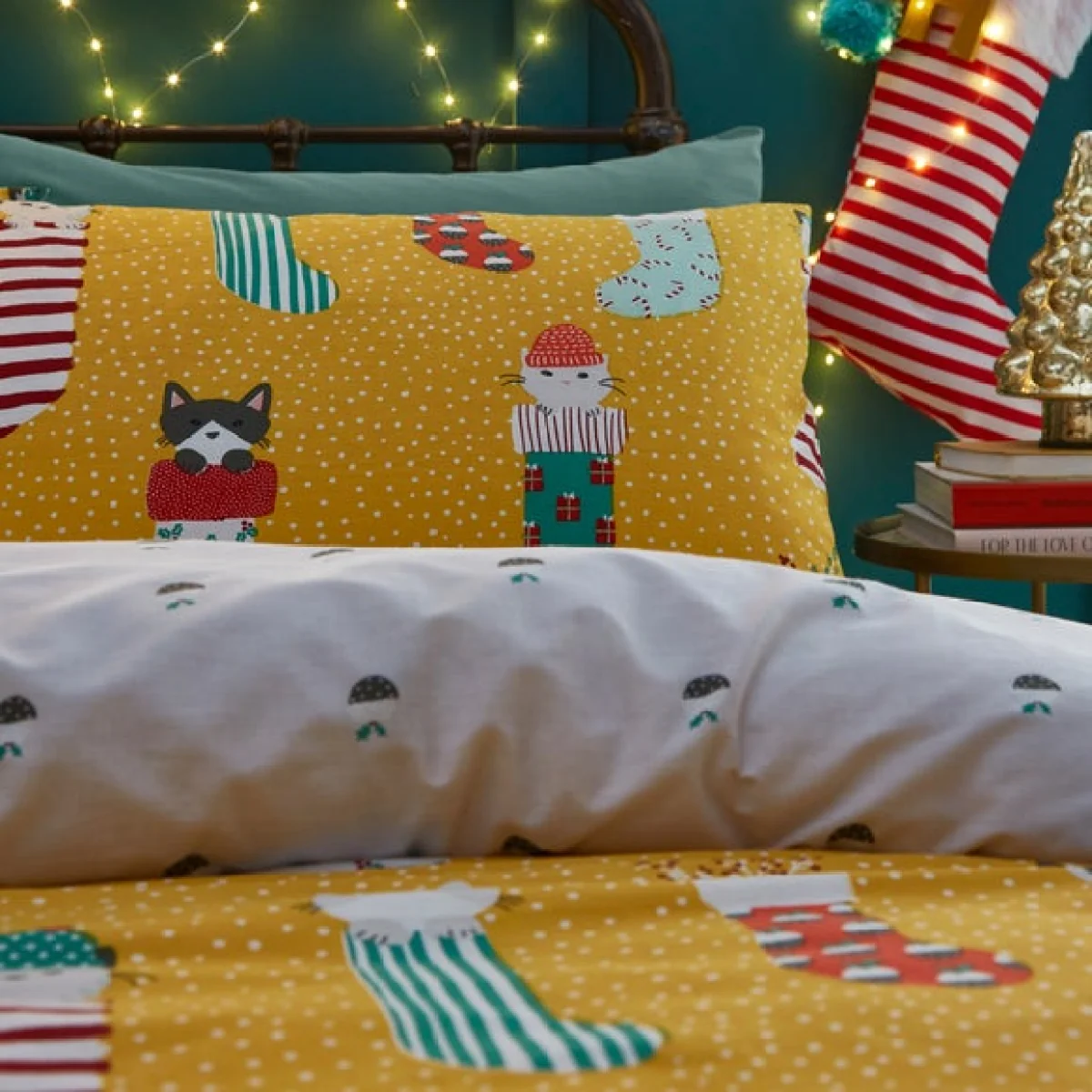 Furn. Meowy Christmas Duvet Cover and Pillowcase Set Ochre – image 2