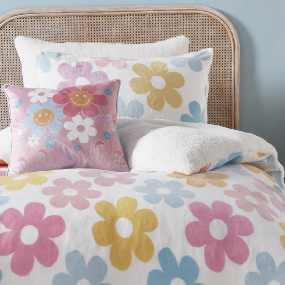 Retro Flowers Duvet Cover & Pillowcase Set MultiColoured – image 2