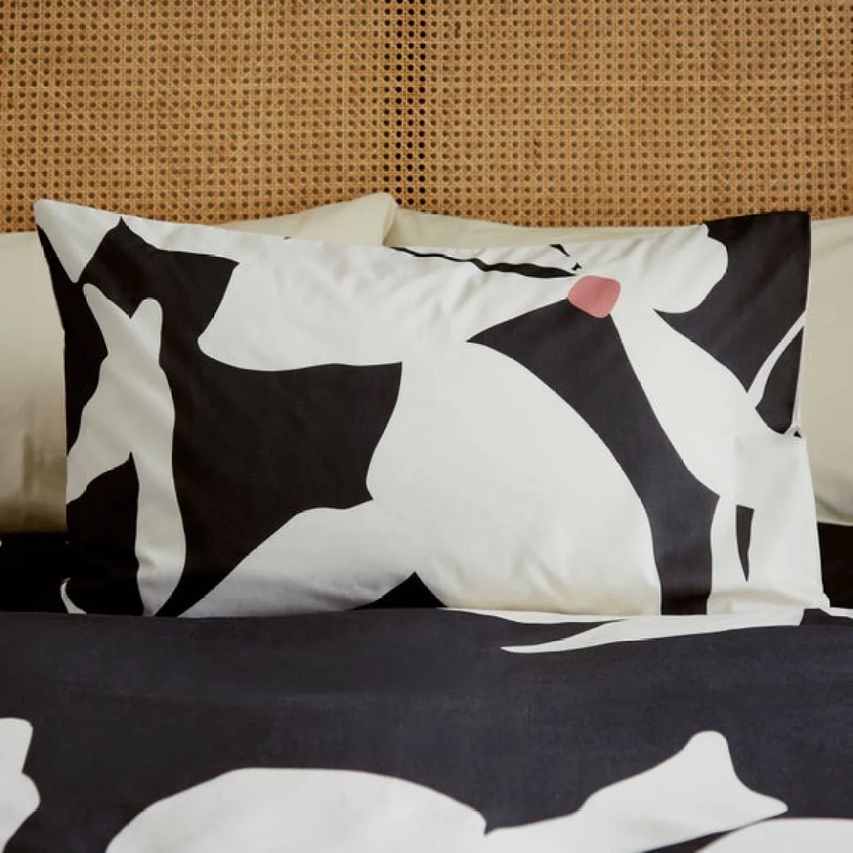 Leila Floral Black Duvet Cover and Pillowcase Set Grey/White – image 2